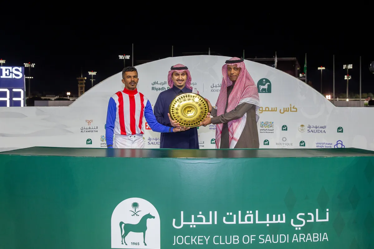 وليد الشليل مدير عام عمليات ميدان السباق يسلم الجائزة للفائزين – الصورة من المركز الإعلامي لنادي سباقات الخيل