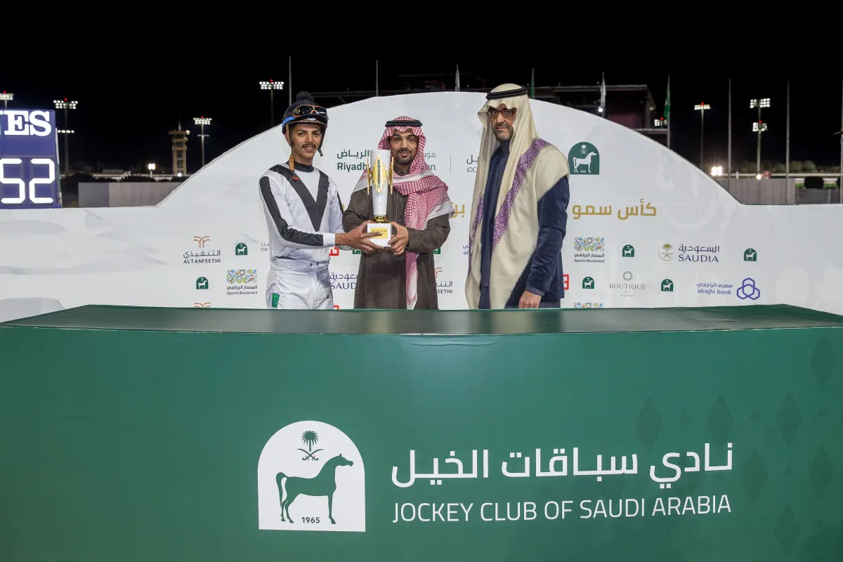 زياد المقرن الرئيس التنفيذي لنادي سباقات الخيل يسلم الكأس لناصر بن مطلق بن مشرف– الصورة من المركز الإعلامي لنادي سباقات الخيل