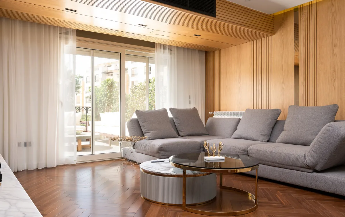 الخشب مناسب لكساء جدار الصالة