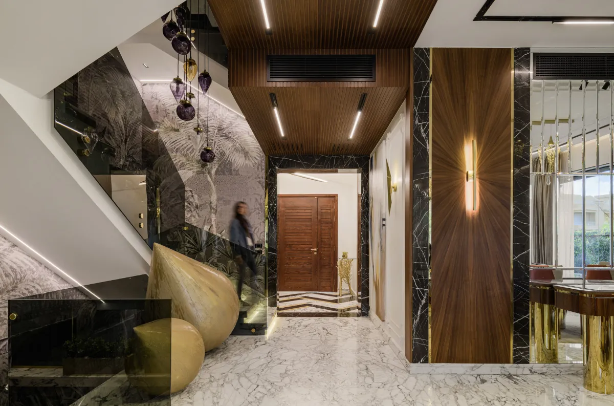 الخشب يعزز فخامة المساحة التي يحلّ فيها