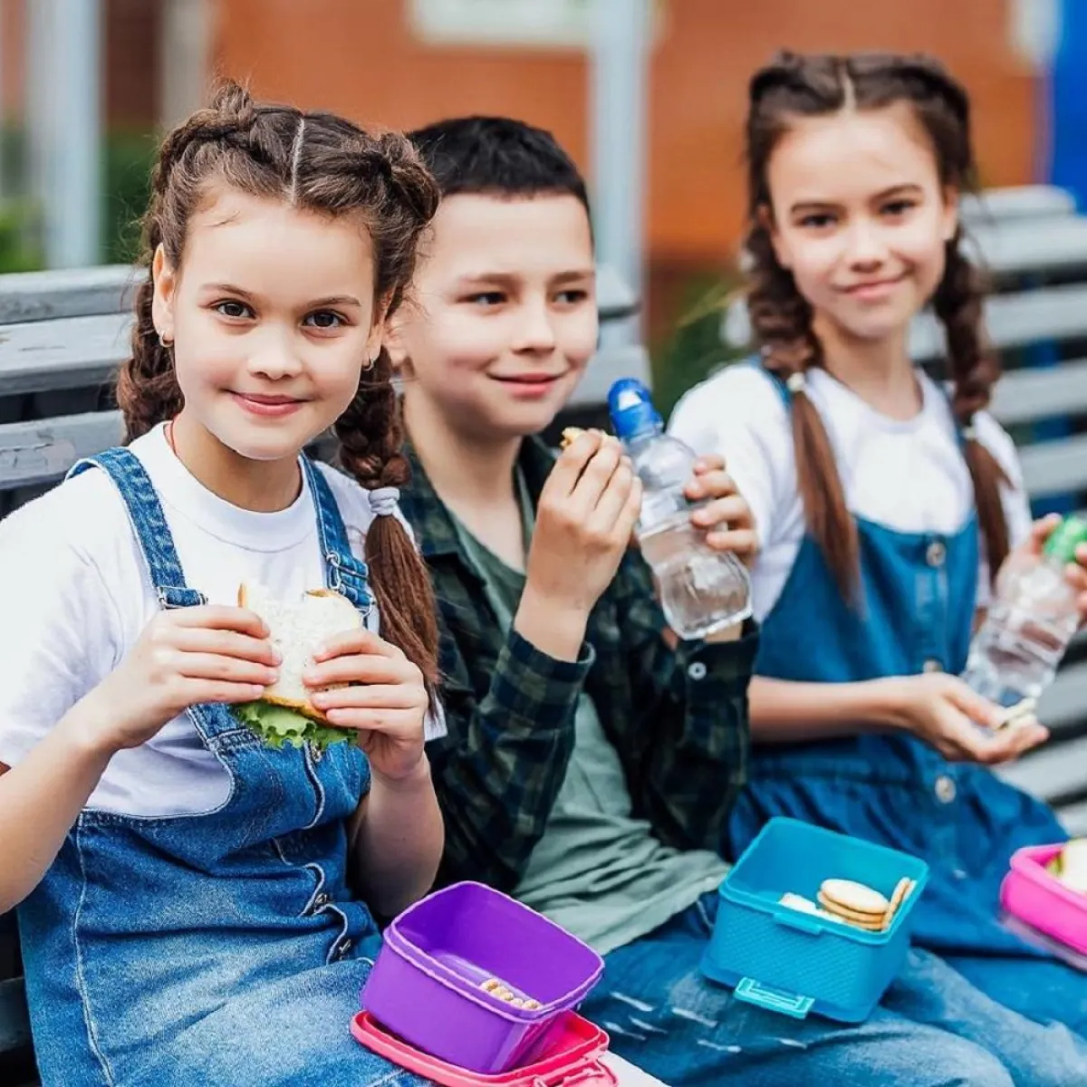 صورة لتلاميذ المدارس مع وجباتهم الغذائية