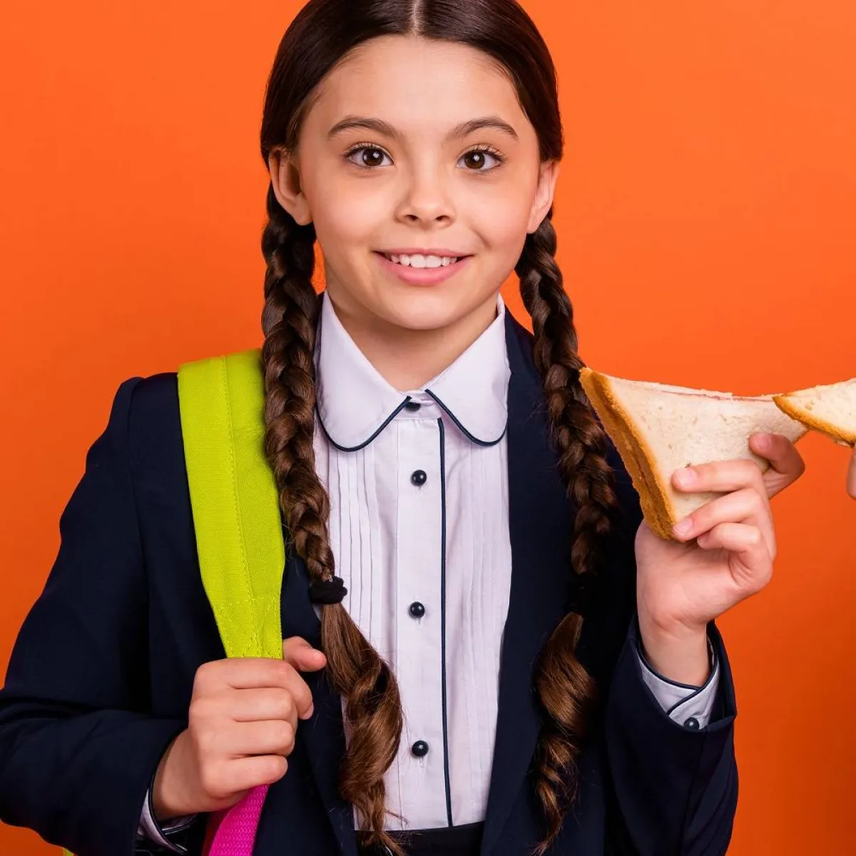 صورة لطفلة تحب تناول الخبز وحده