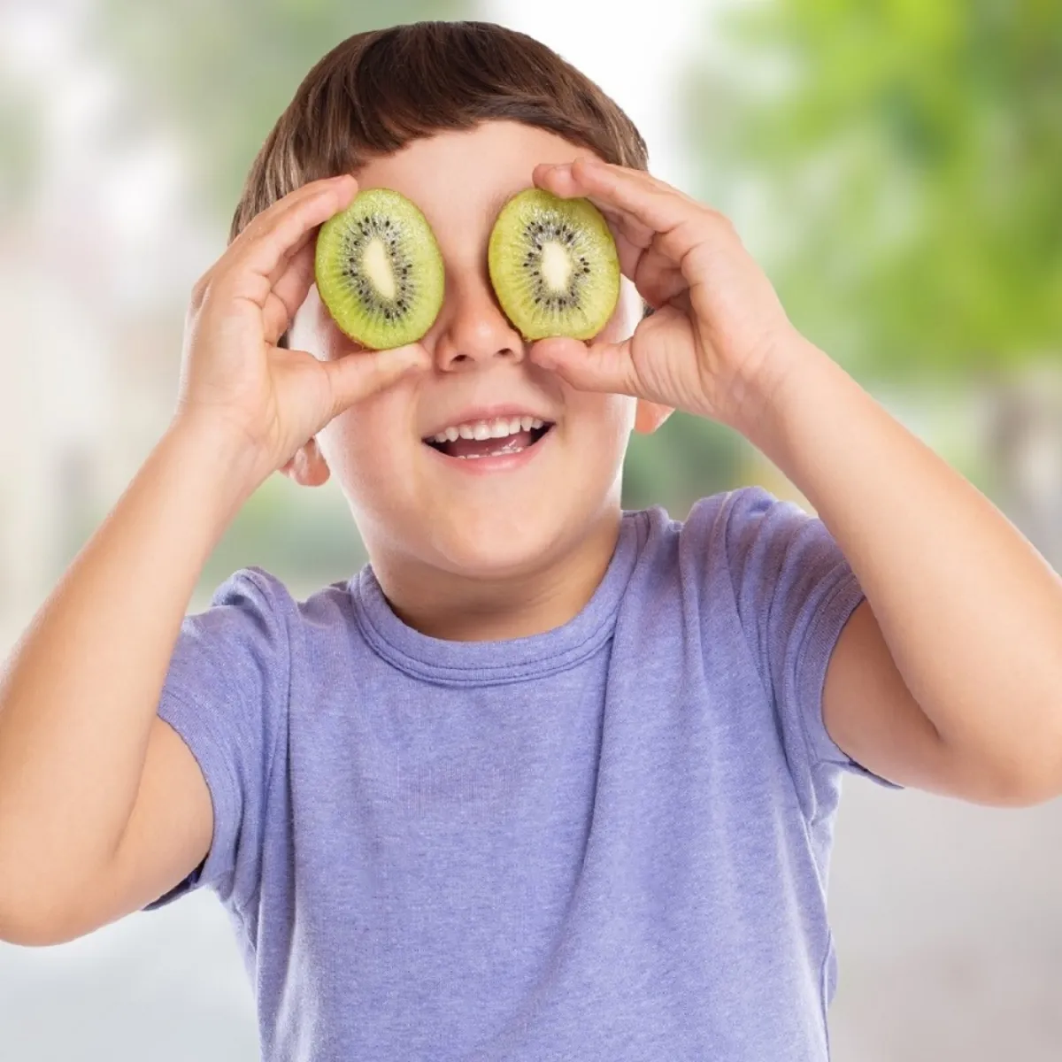 صورة لطفل فرح بما يتناوله