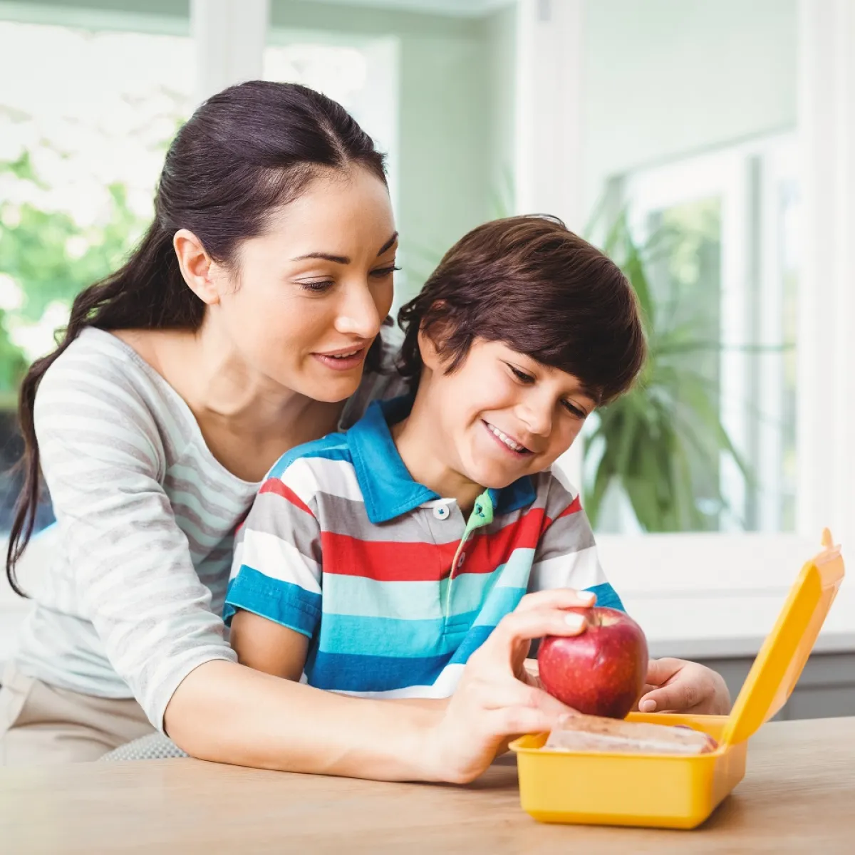 أم وطفلها وتفاحة شهية