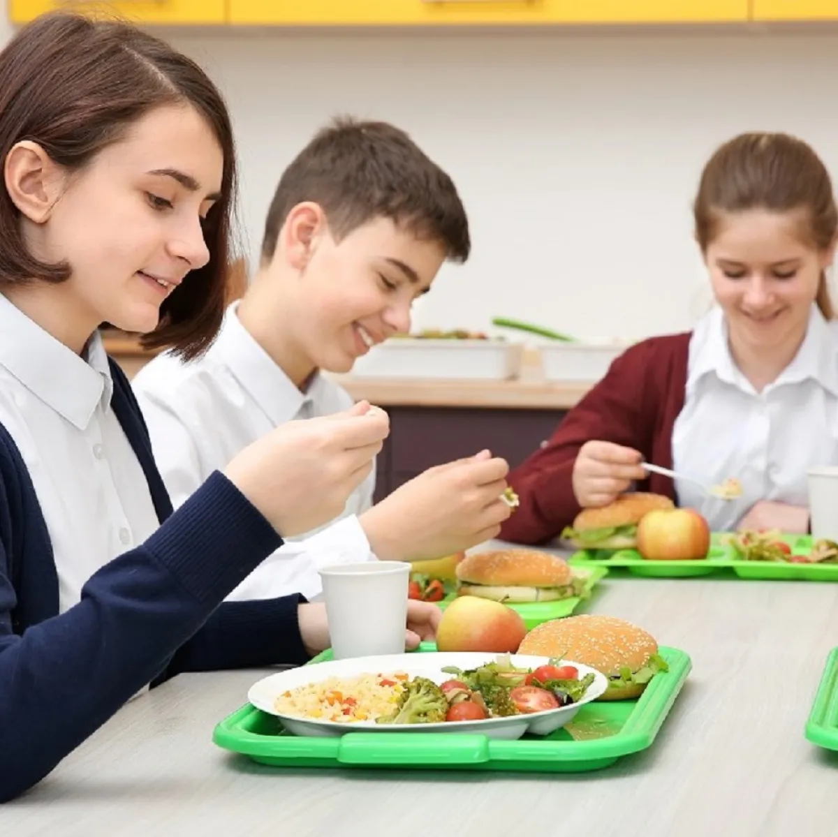 صورة لتلاميذ يتناولون وجباتهم الصحية الشهية