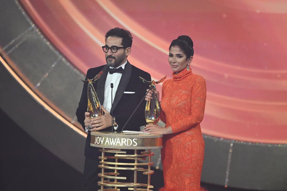  أحمد حلمي ومنى زكي يتسلمان جائزة صناع الترفيه الفخرية في حفل Joy Awards-الصورة من المركز الإعلامي لموسم الرياض