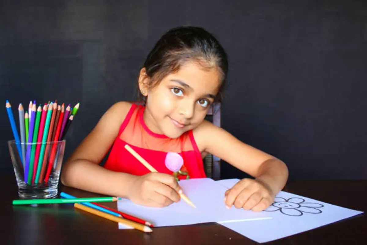 صورة لطفلة تستمتع بالتعليم والتعلم