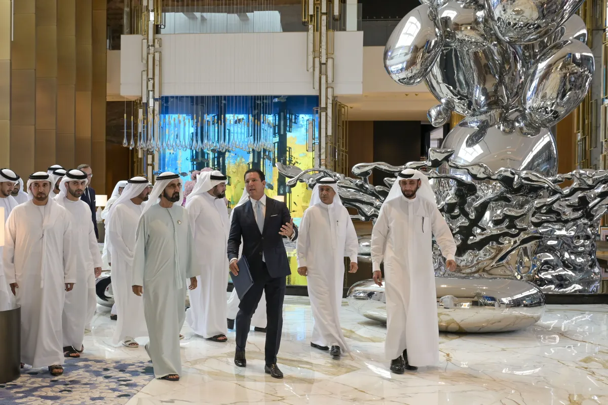 أكد "الشيخ محمد بن راشد" خلال هذه الزيارة على أهمية دور القطاع الخاص في دعم أهداف التنمية الشاملة. الصورة من مكتب دبي الإعلامي