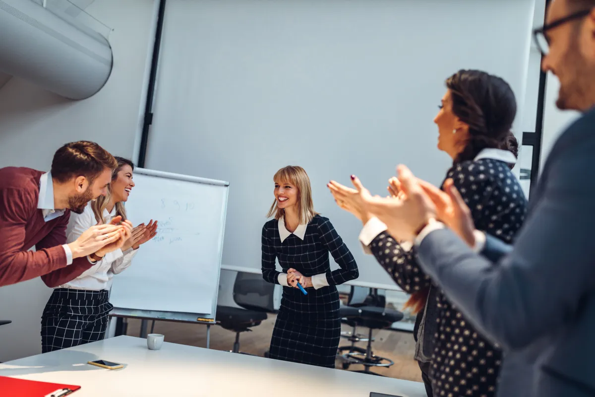 مدح الأفراد المنتجين في فريق العمل هو من خصائص القائد