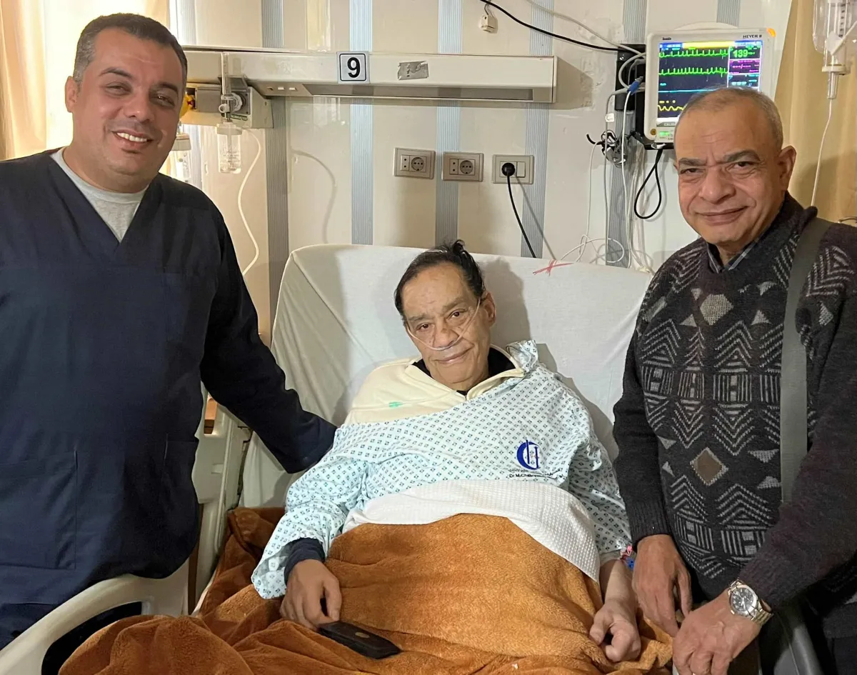 حلمي بكر من داخل العناية المركزة - الصورة من حساب الدكتور عاطف إمام على الفيس بوك