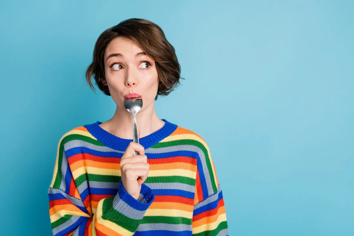 لا تتناولي الطعام قبل النوم مباشرة (المصدر: Adobe.Stock)