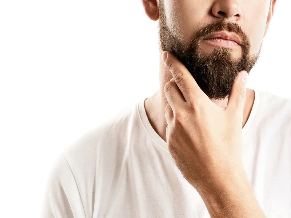 لدى الرجال شعر وجه أكثر كثافة بفضل الهرمونات الموجودة في أجسامهم والتي تسمى الأندوجينات (المصدر: Adobe.Stock)