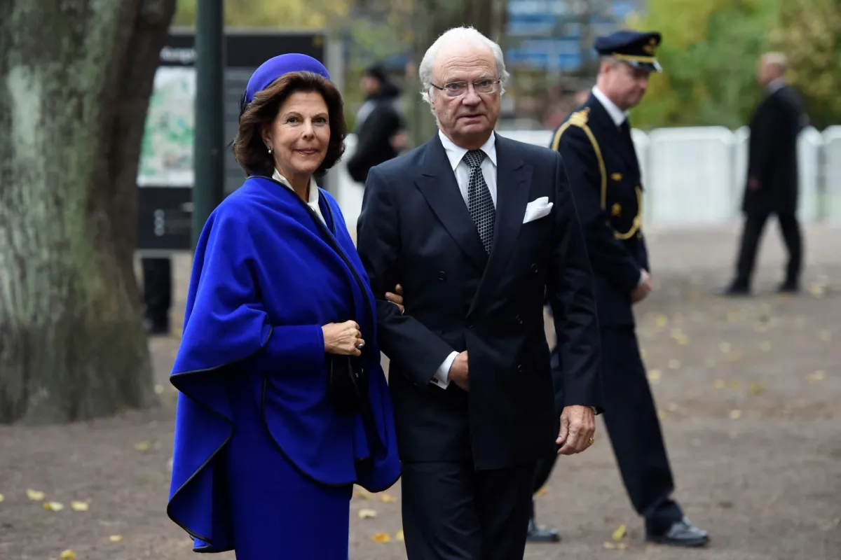 Queen Silvia of Sweden and King Carl XVI Gustav of Sweden wait for the arrival of Pope Francis on October 31, 2016 at King's House monument in Lund, Sweden. JONATHAN NACKSTRAND / AFP