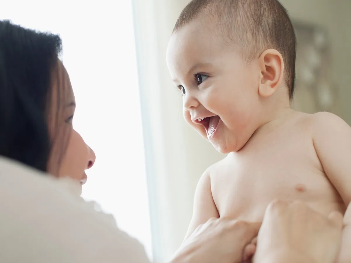 صورة لأم تلعب مع طفلها