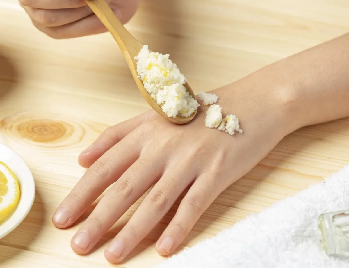 خلطات طبيعية تكافح تجاعيد اليدين