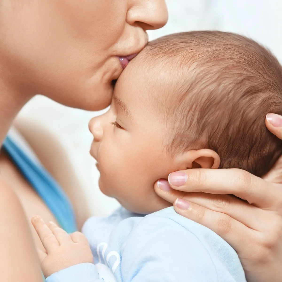 صورة لأم تحتضن مولودها الجديد