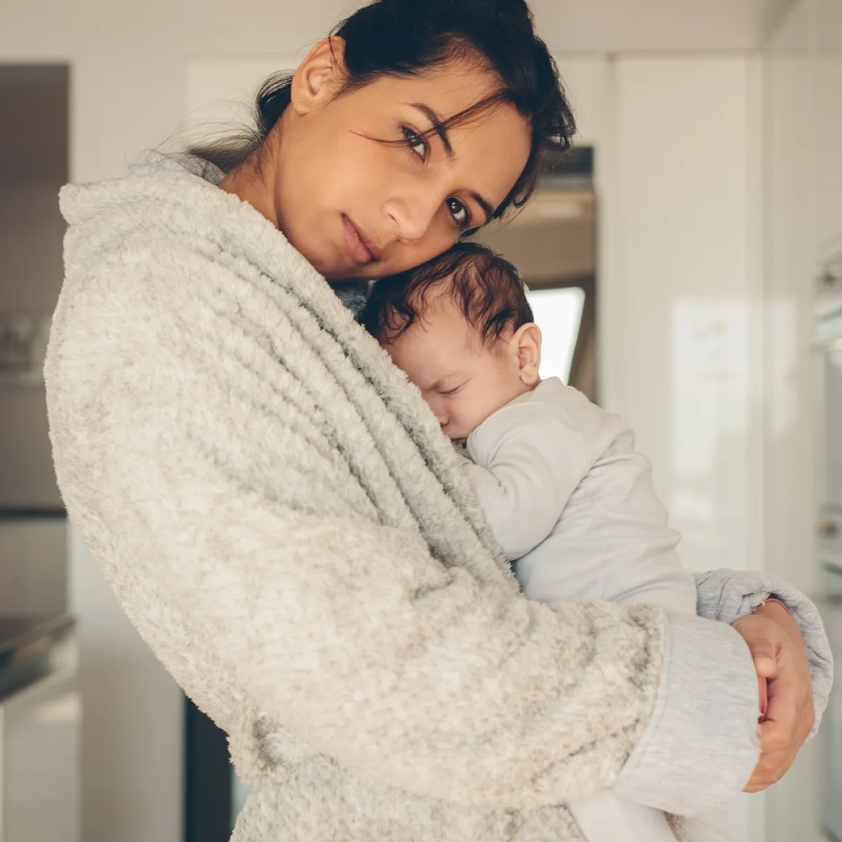 صورة لام تحتضن طفلها