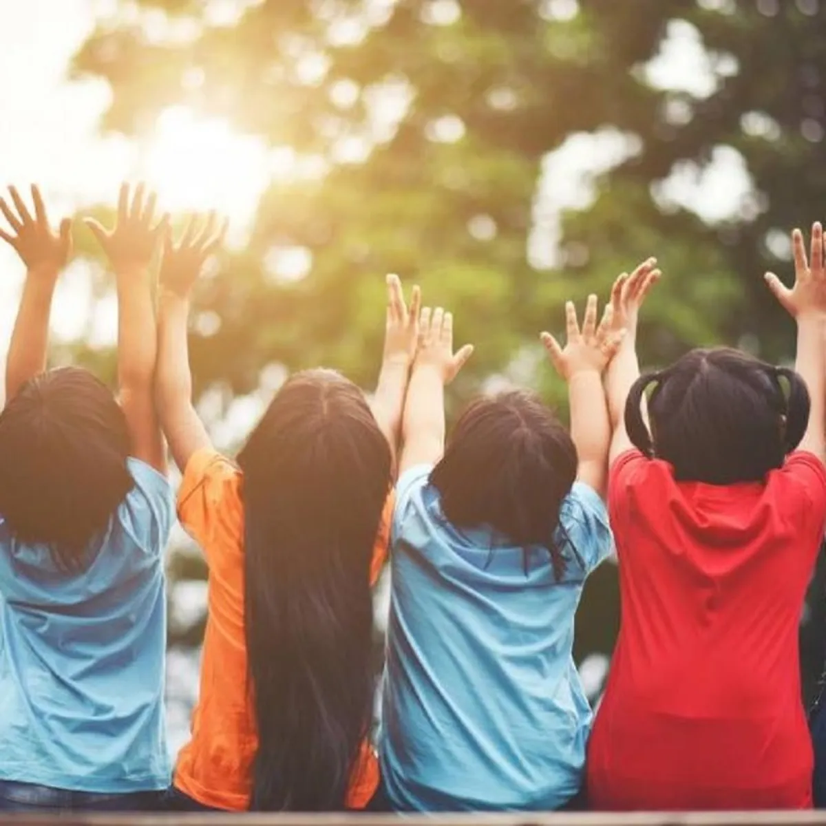 صورة لأطفال يتطلعون للتعلم