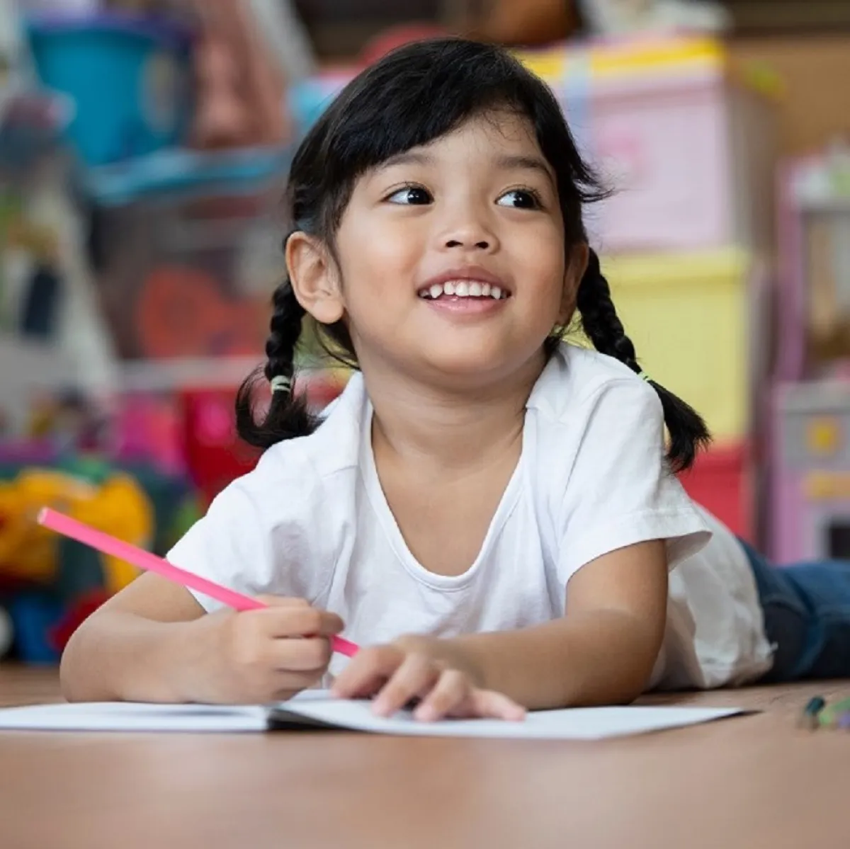 صورة لطفلة تكتب