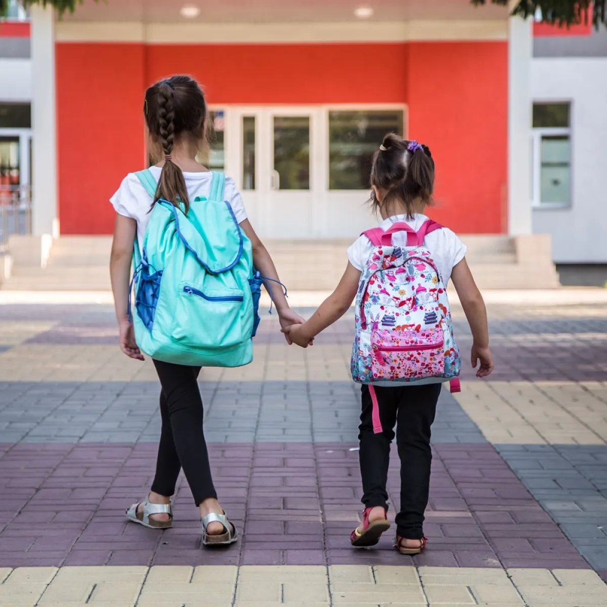 صورة لطفلتين في طريقهما للمدرسة