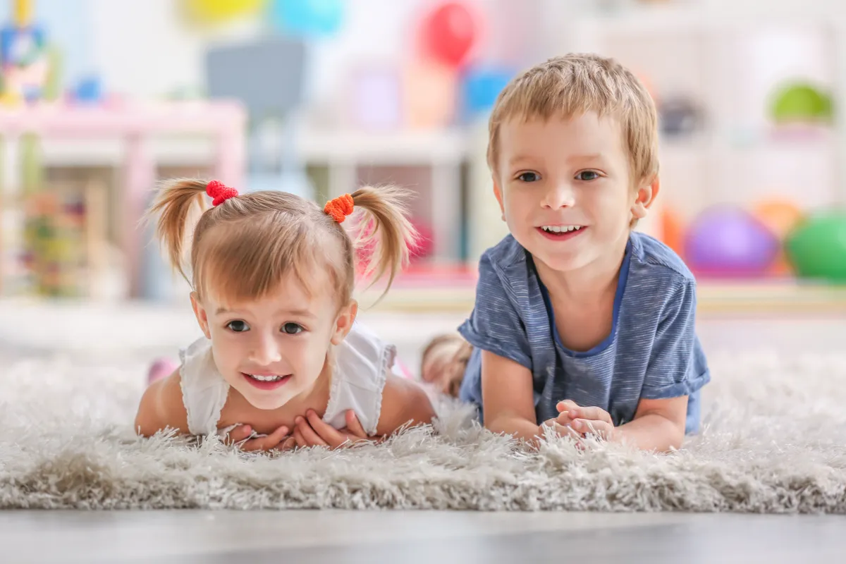 على الأبوين أن يحرصا على تعليم صغارهما السلوكيات الحميدة