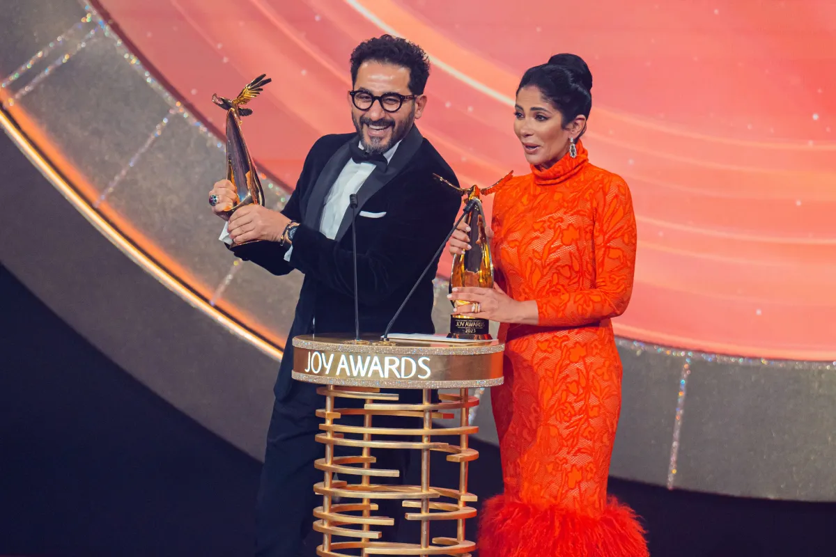 أحمد حلمي ومنى زكي يتسلمان جائزة صناع الترفيه الفخرية في حفل Joy Awards-الصورة من المركز الإعلامي لموسم الرياض
