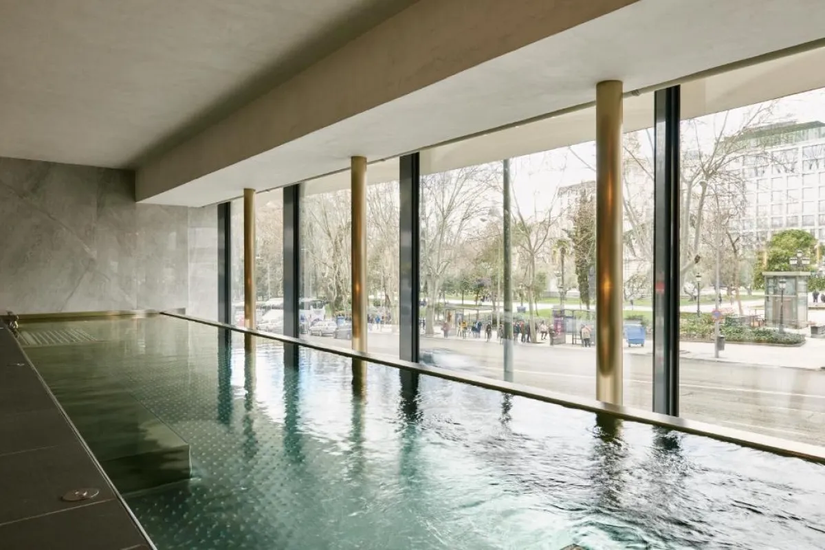 مسبح داخلي في فندق في بي بلازا اسبانيا ديزاين