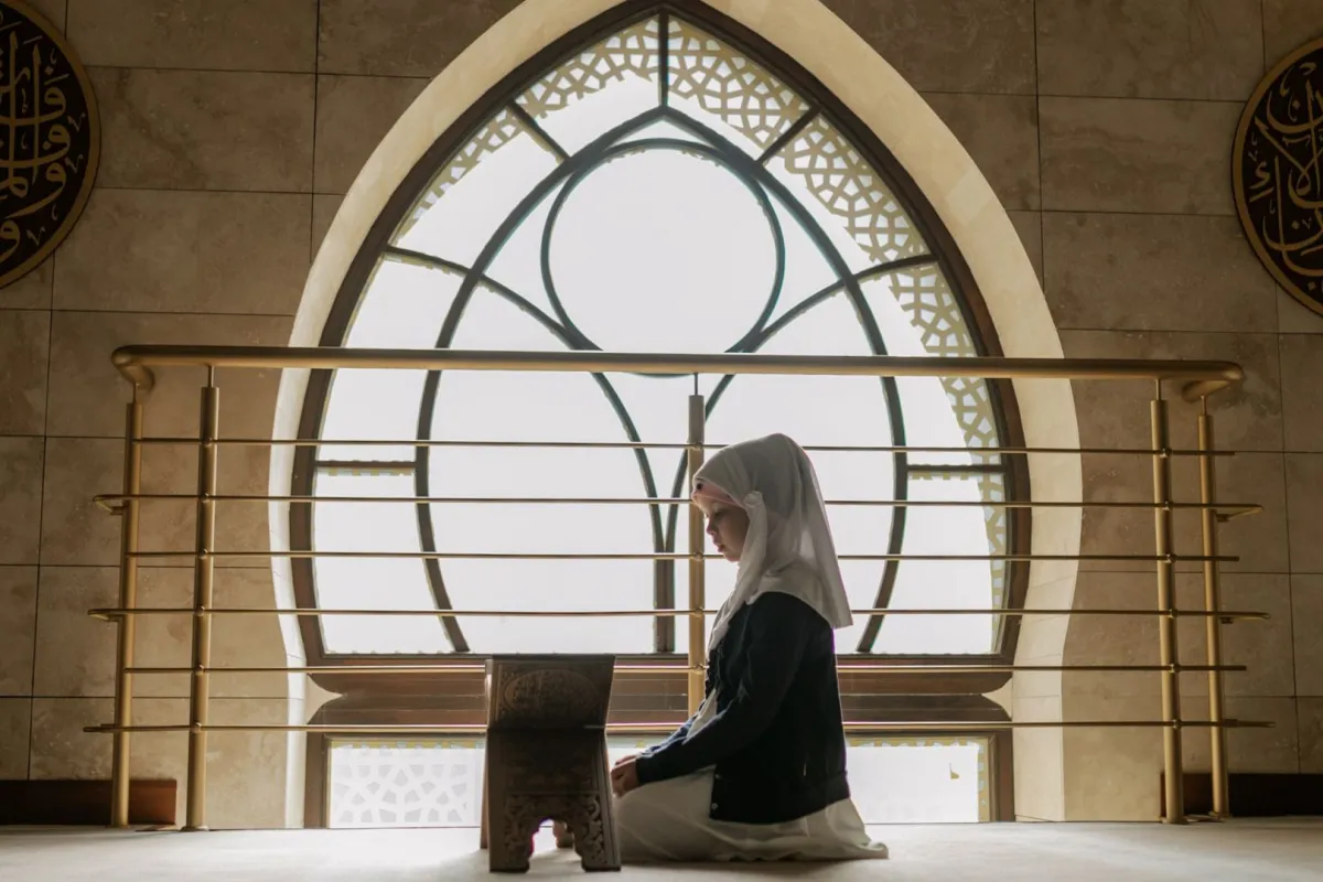 فتاة تقرأ القرآن الكريم