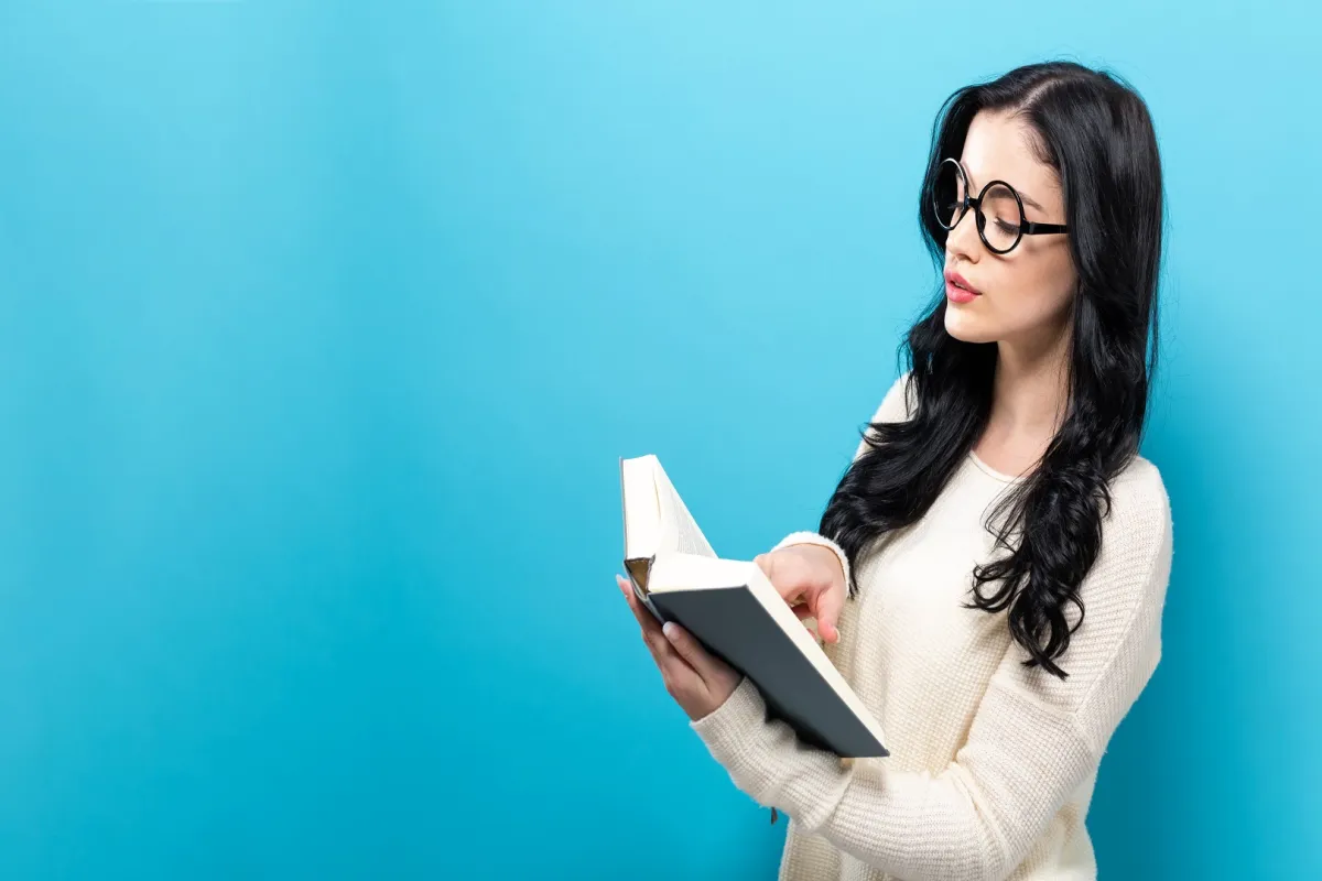 ما هي فوائد القراءة، وما هو أثرها على زيادة الصحة العقلية للإنسان؟ (المصدر: Adobe.Stock)