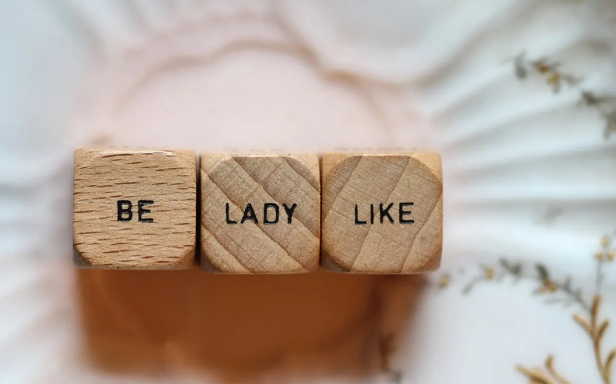 على المرأة الانتباه إلى طريقة الجلوس