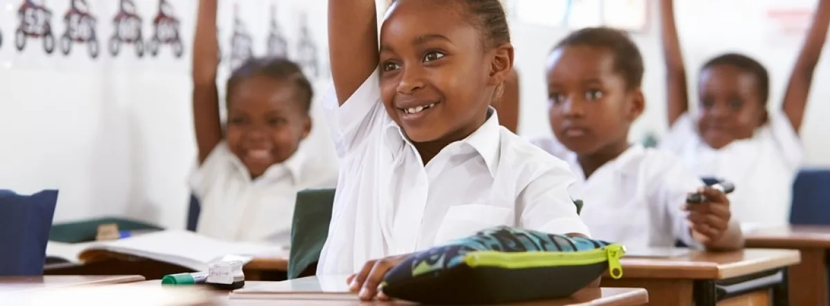  طفل يتعلم فى المدرسة