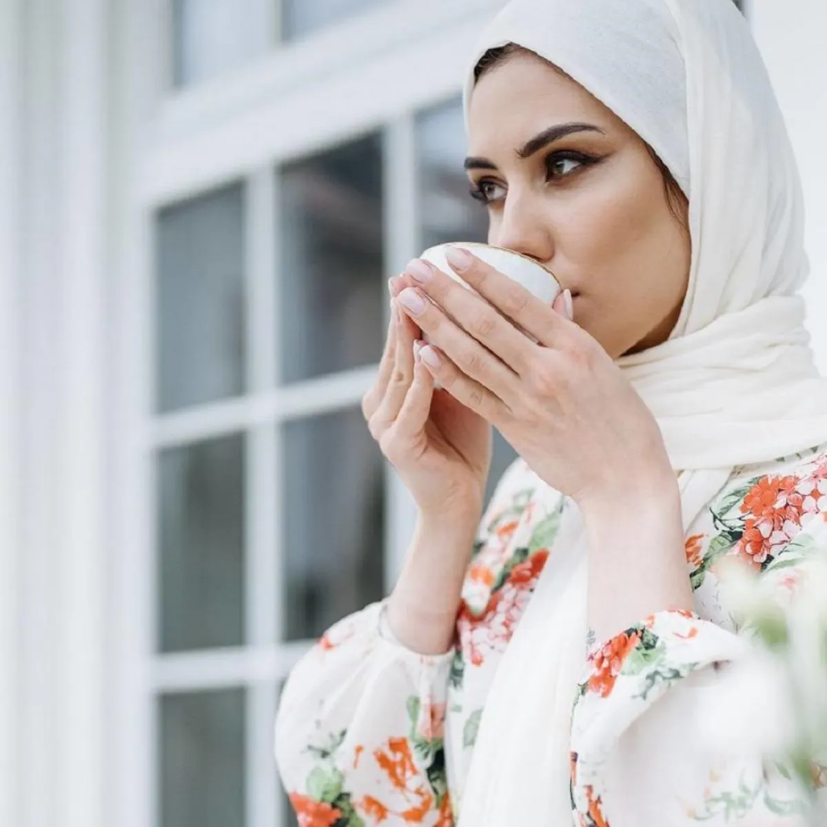 صورة لحامل تشرب منقوع ورق الغار