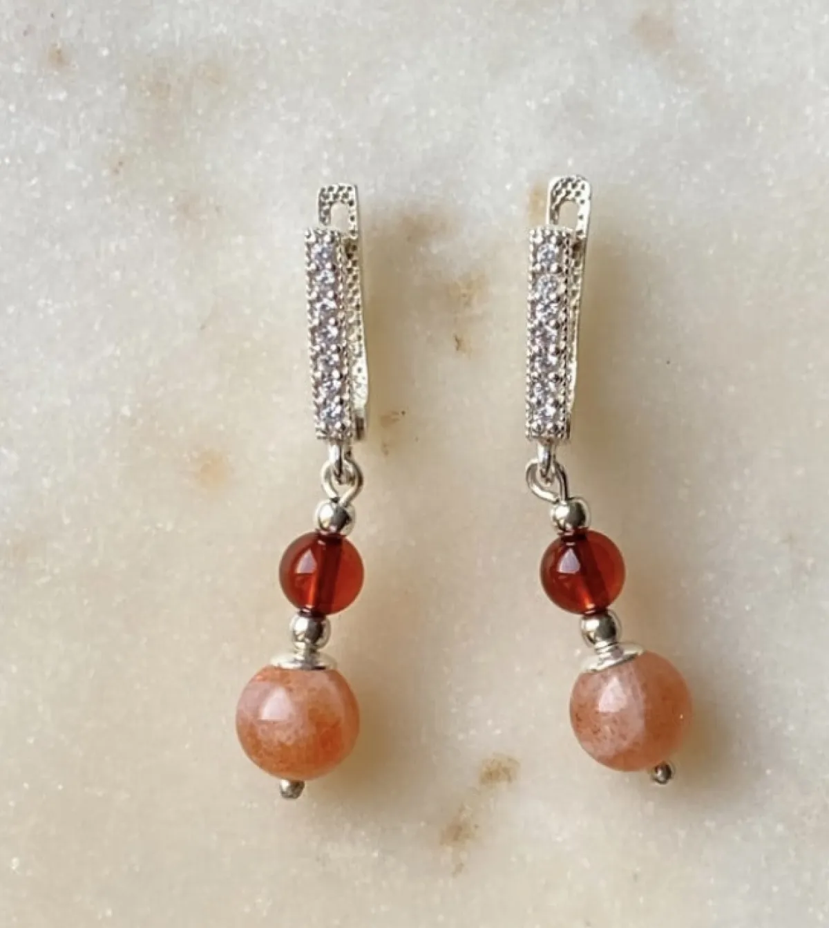 اقراط حجر الشمس والكهرمان من Upala jewelry