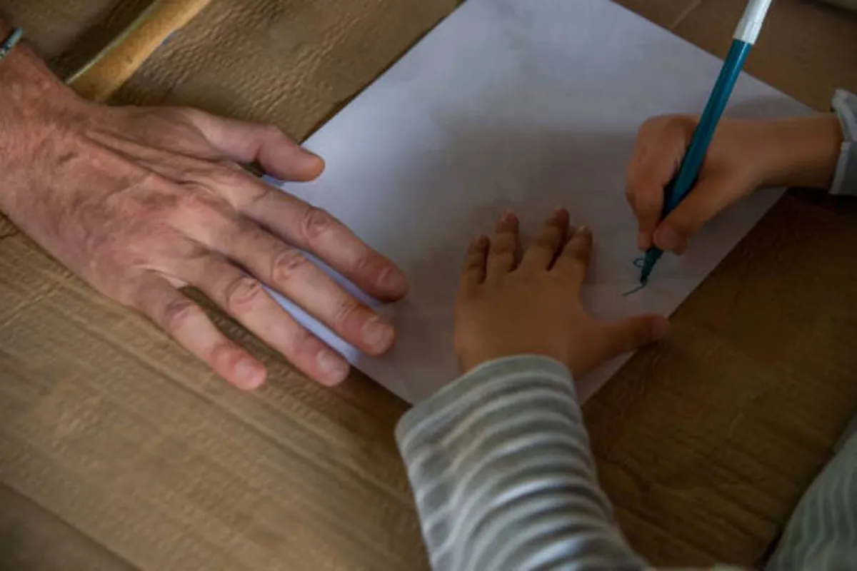 صورة لطفل يتعلم عن طريق الكبار