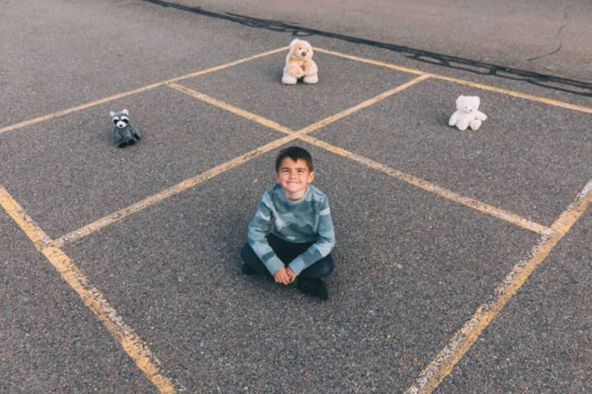 صورة تعبر عن استمتاع الطفل باللعب