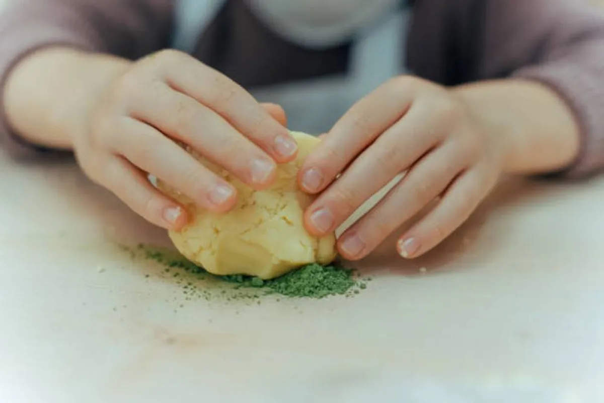 صورة لطفل يتعلم باللعب