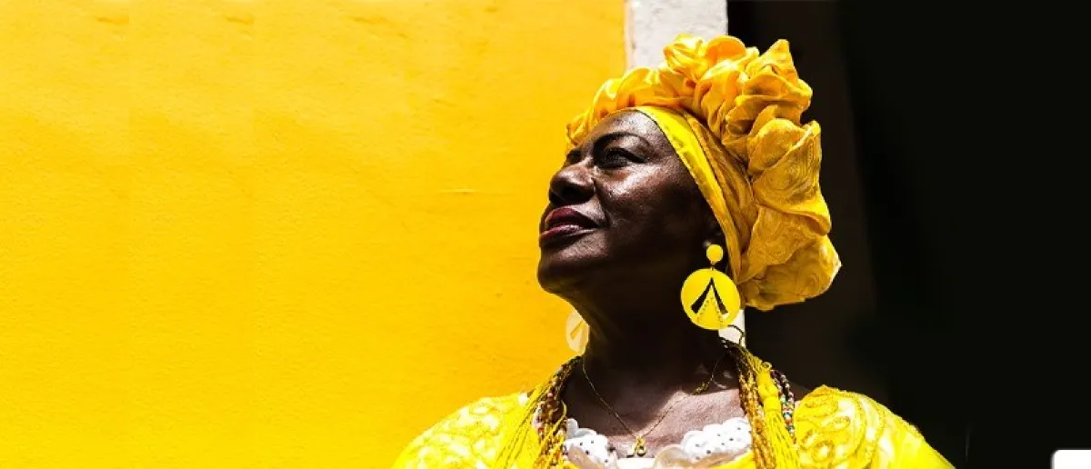 سيدة أفريقية ترتدي غطاء رأس أصفر