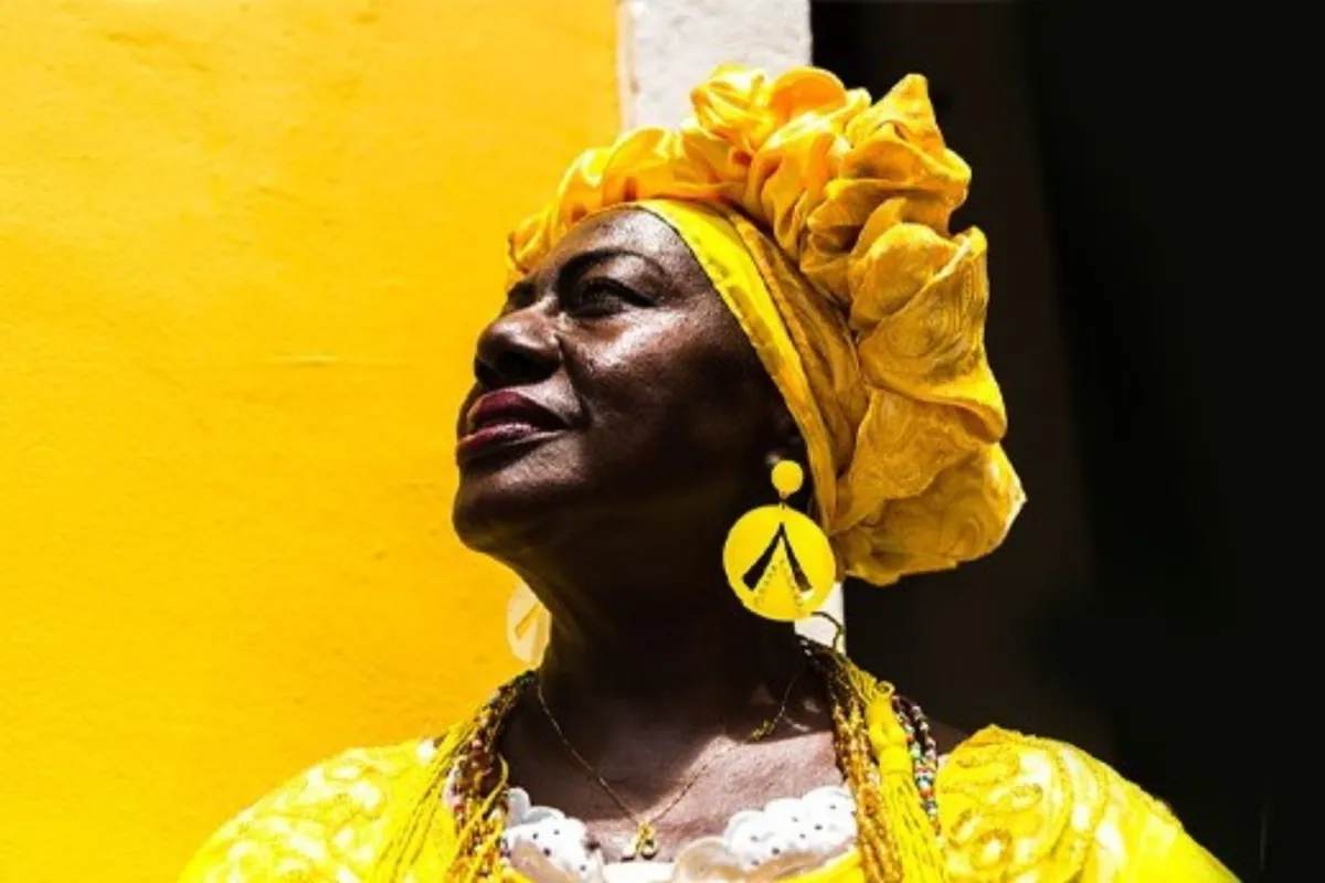 سيدة أفريقية ترتدي غطاء رأس أصفر