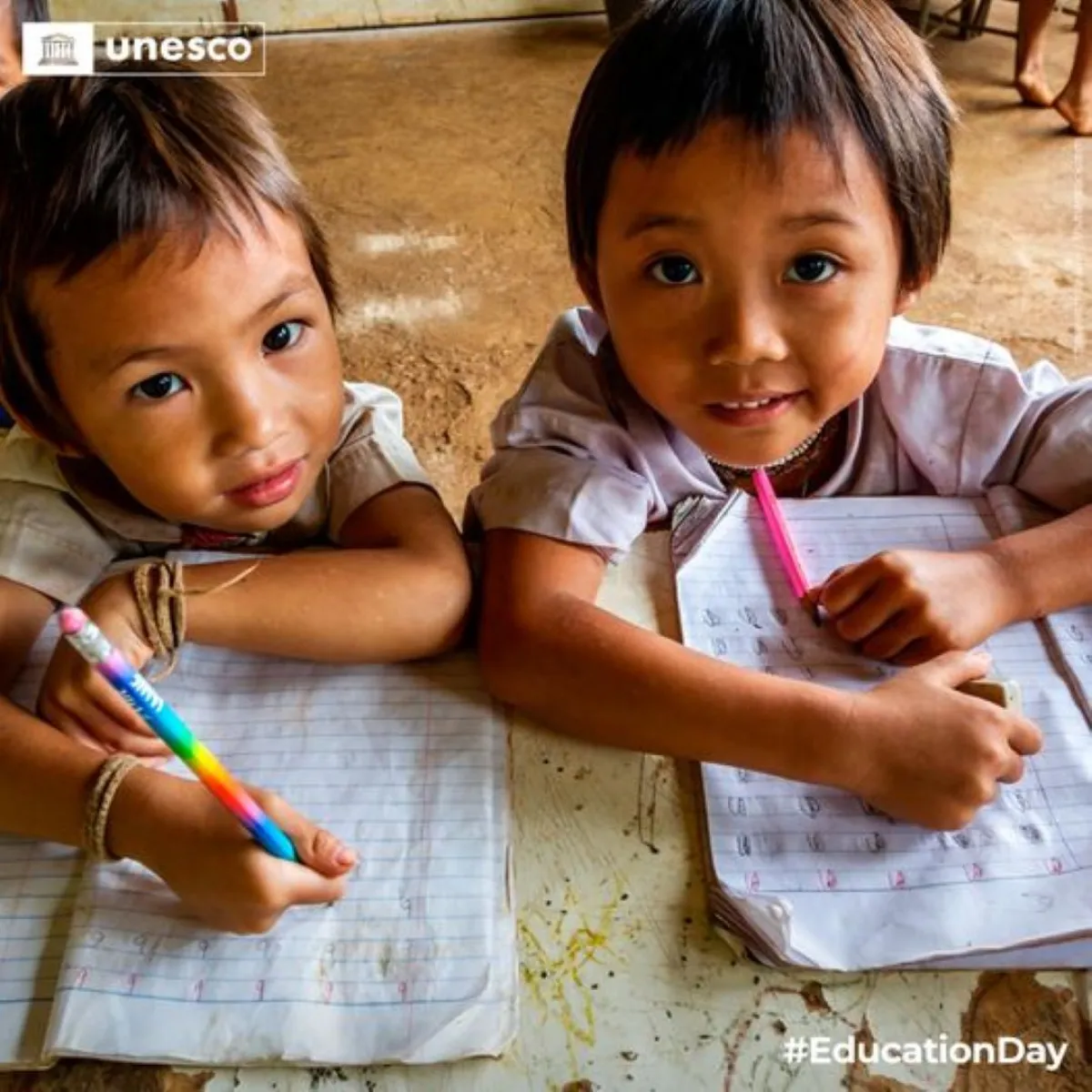 أطفال في المدرسة 