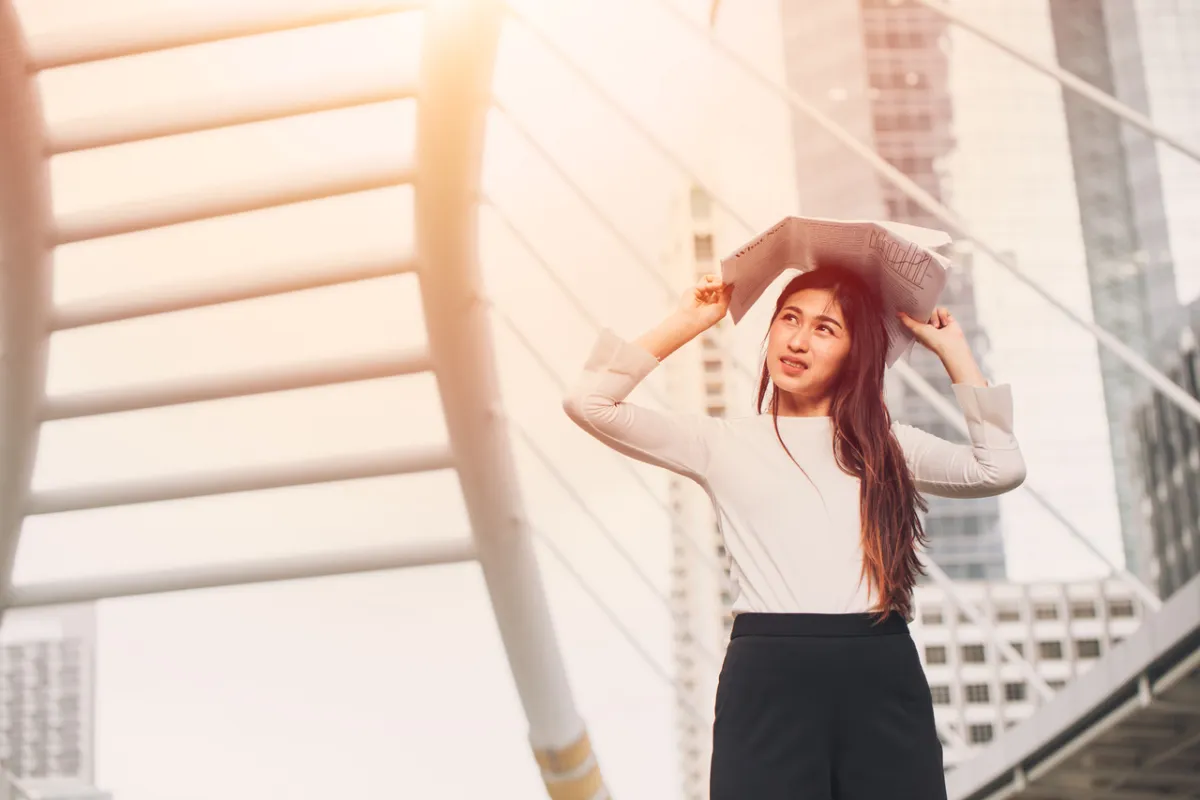 صورة لفتاة تتوارى من الشمس