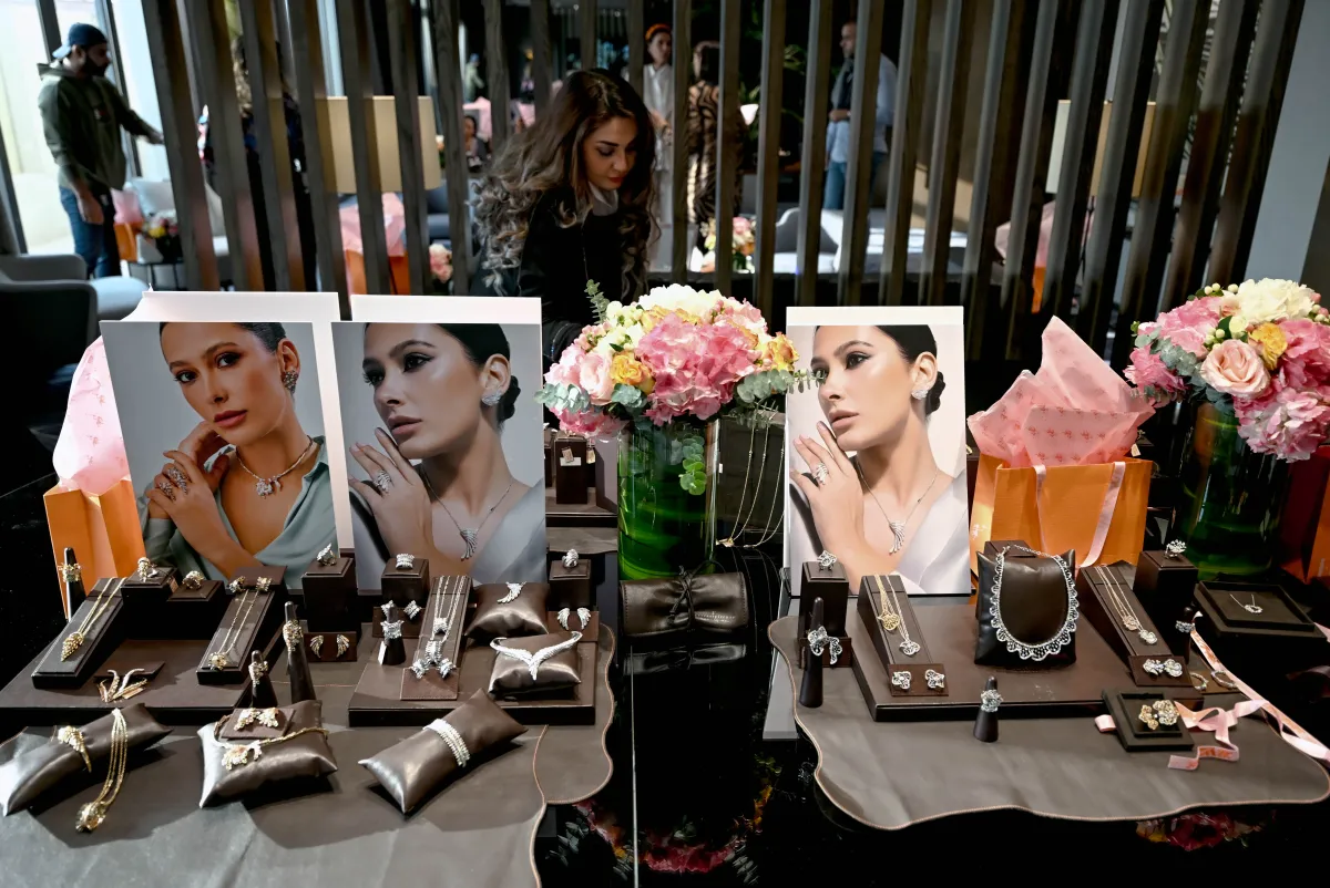 عشاق العلامة يزورون المعرض الخاص بها في الرياض ويطلعون على المجموعات المعروضة 