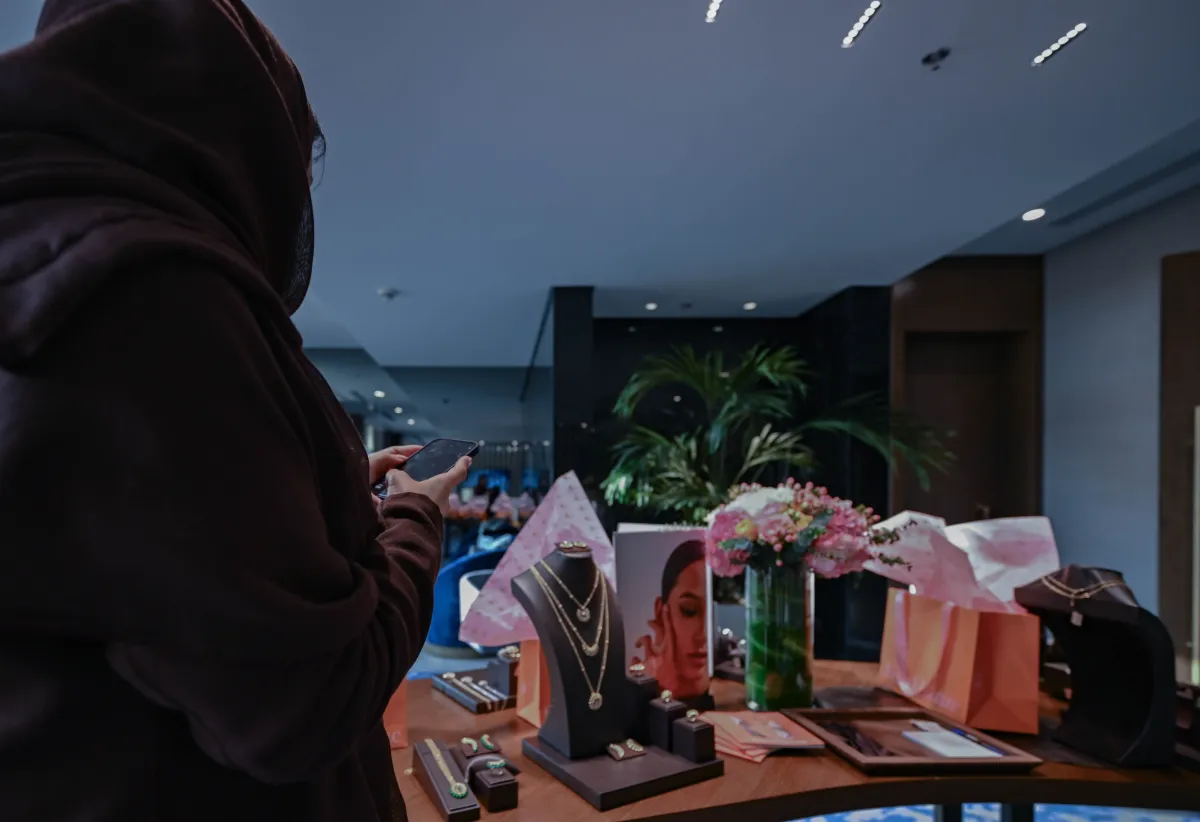 عشاق العلامة يزورون المعرض الخاص بها في الرياض ويطلعون على المجموعات المعروضة