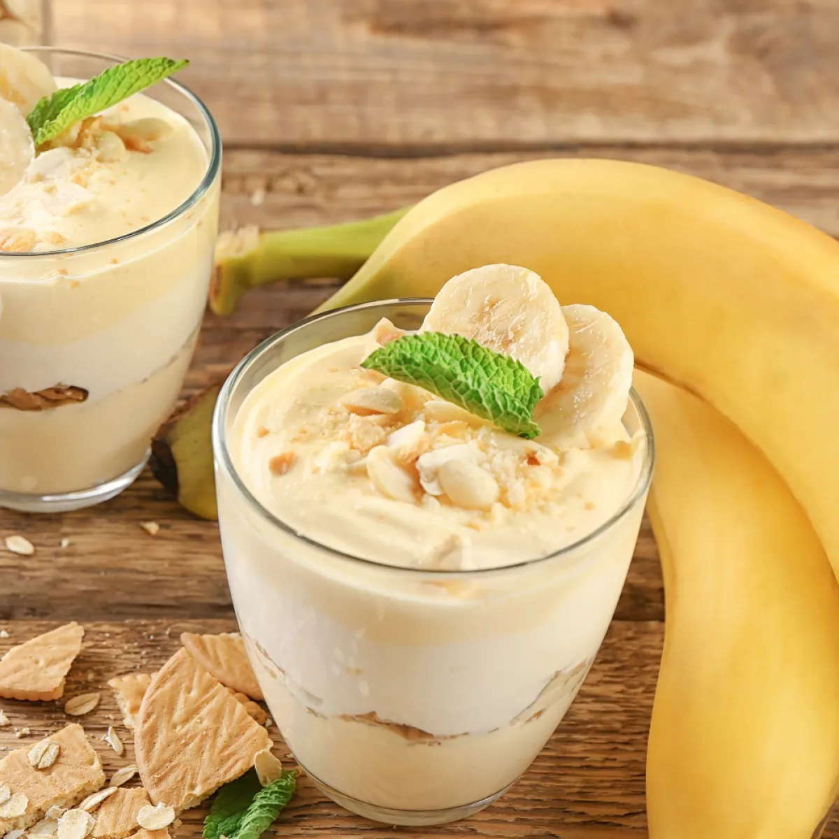 صورة للموز يزين كوب الحلوى