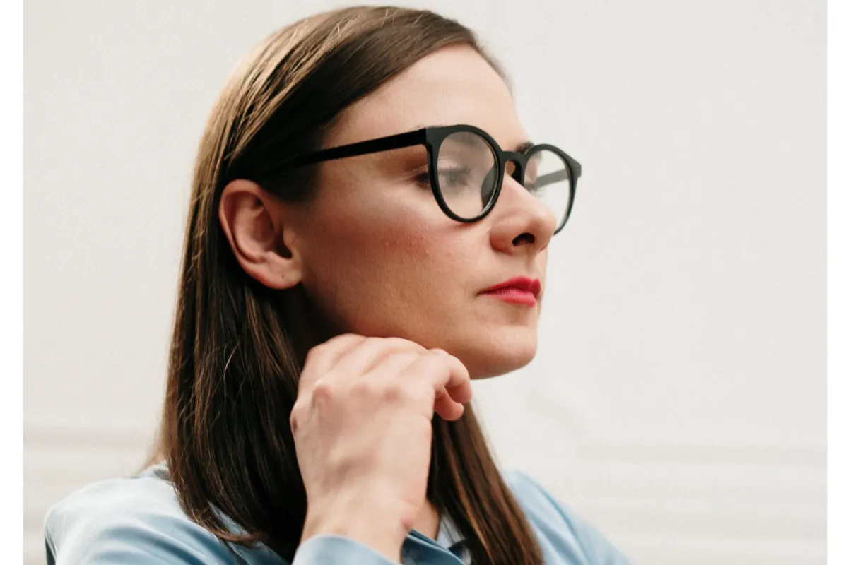 شابة نرجسية 