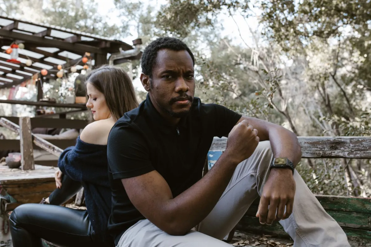 شاب وفتاة مختلفان بالرأي