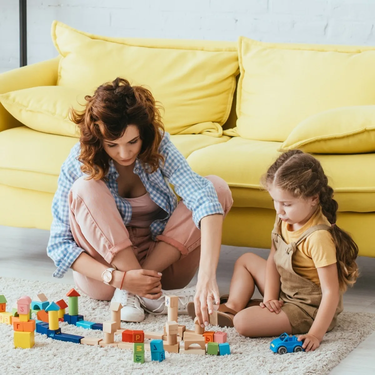 صورة لأم تلعب مع طفلتها 