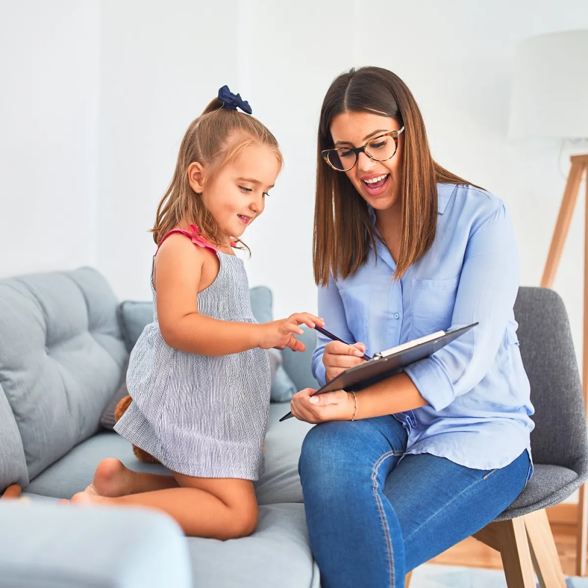 صوررة لطفلة تقرأ مع أمها