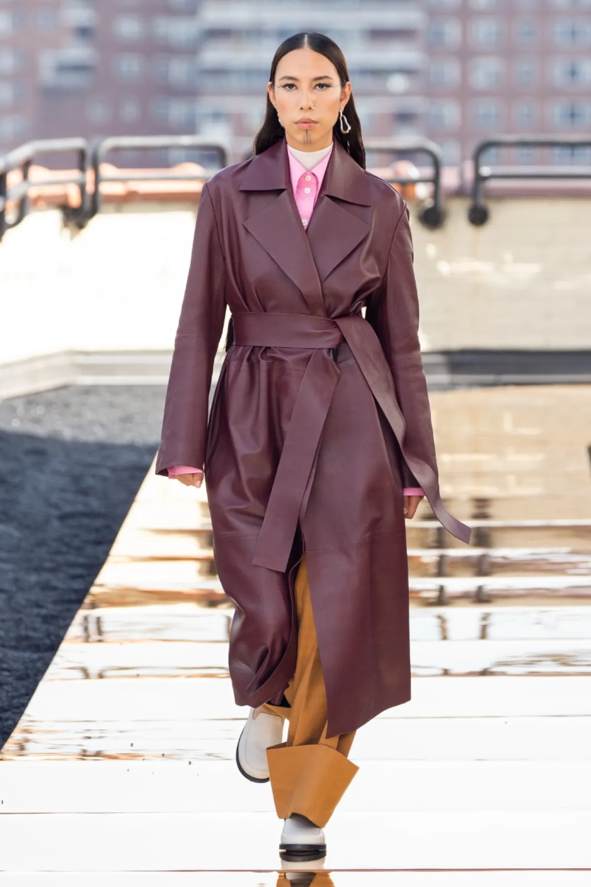 معطف جلد باللون الأحمر القاني من كوس Cos