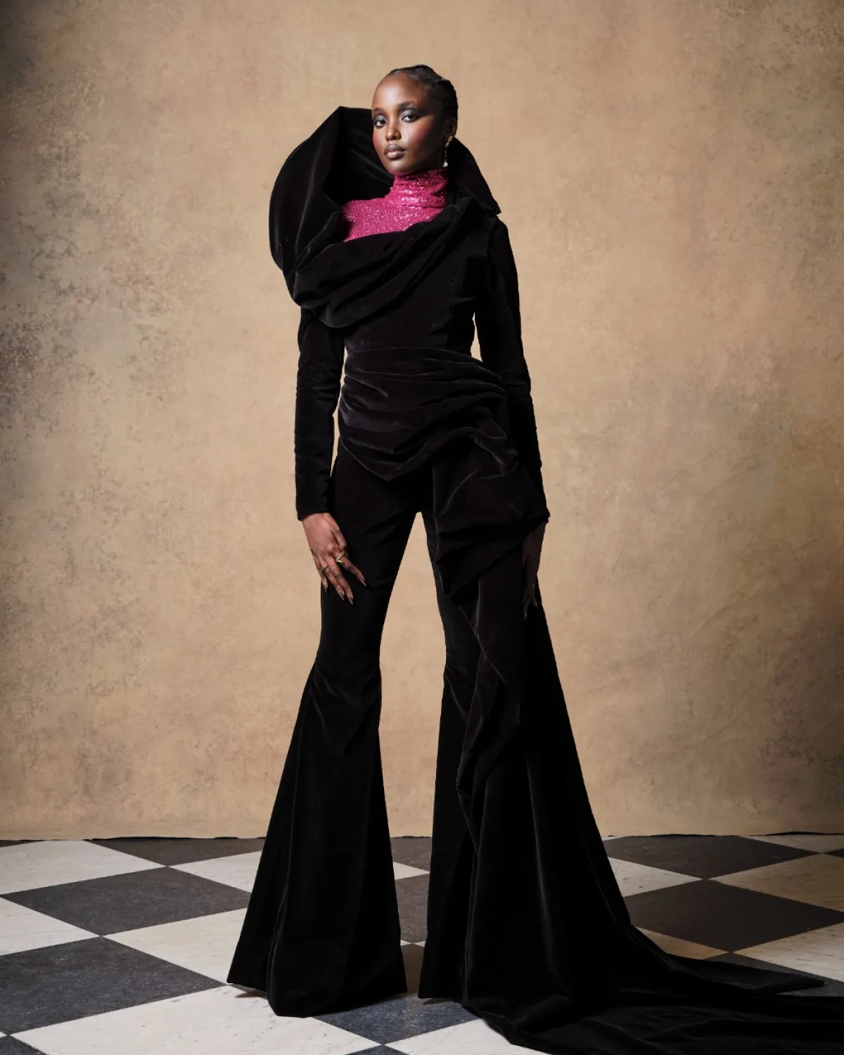 جمبسوت مخمل باللون الأسود من هاريس ريد Harris Reed