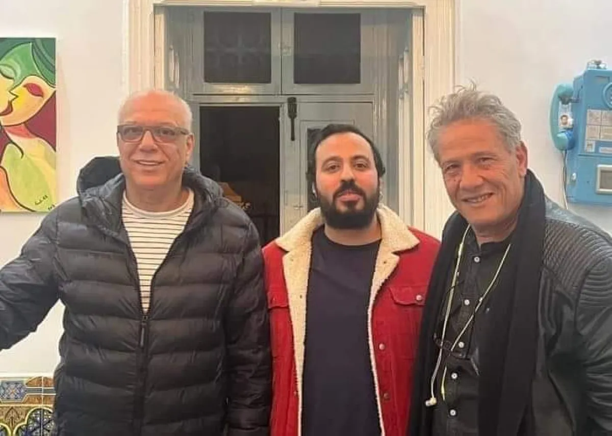 المخرج ربيع التكالي يتوسط الممثلين محمد السياري وفتحي الهداوي- الصورة من حساب المخرج ربيع التكالي على الفيسبوك